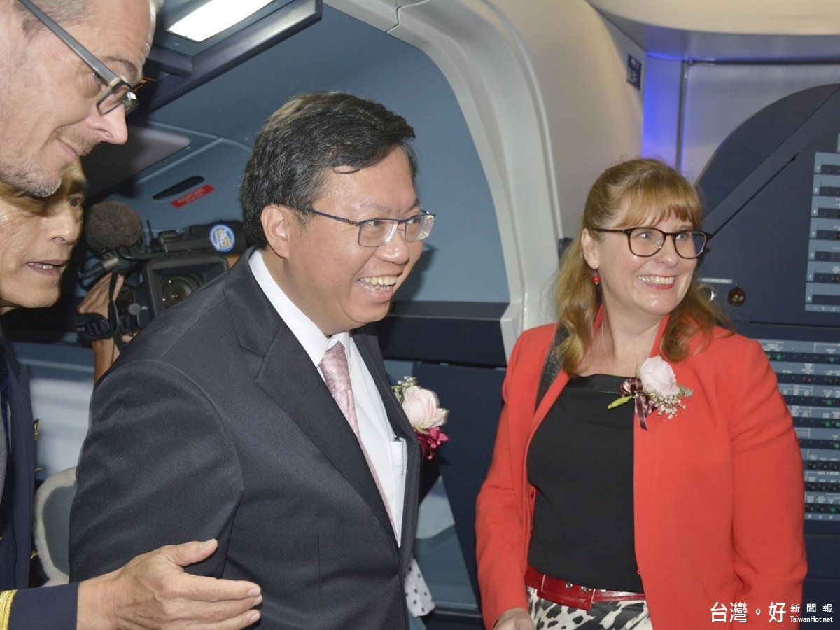 桃園市長鄭文燦出席安捷亞洲航空訓練中心開幕儀式,並參觀模擬艙