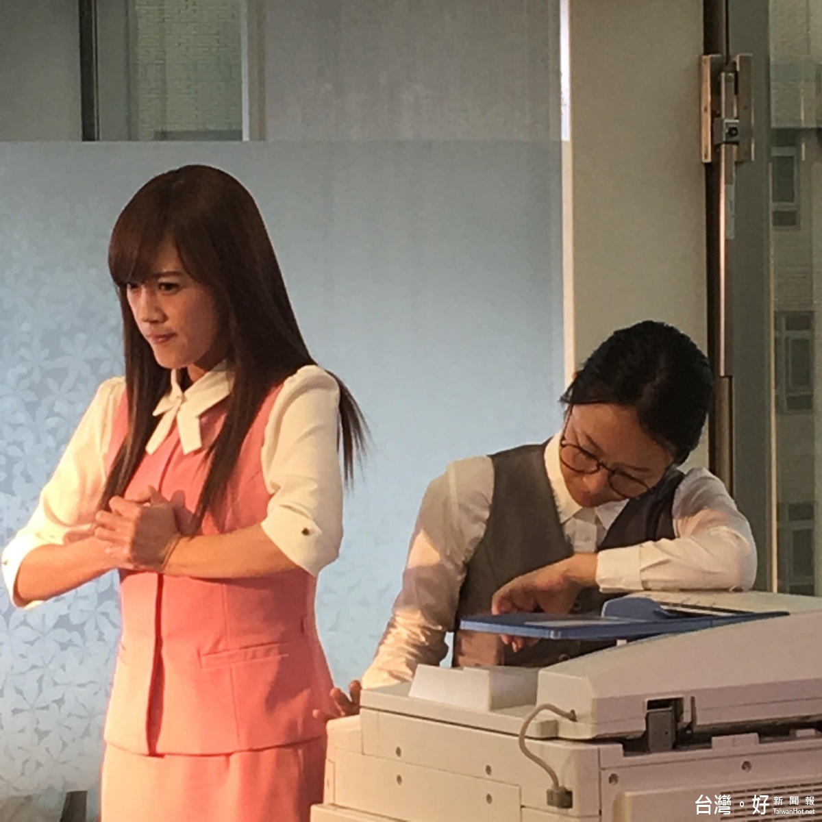 在廣告中,裴琳飾演被同事欺負的新人,時常被同事所激怒。(圖/數字銀河提供)