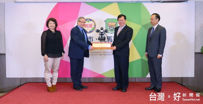 與拉馬甘市長辛格(Israel Singer)共同簽署締結姊妹市協定。