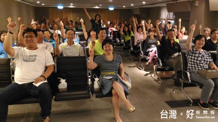 出席《憩桃工廠趣》志工大會的社區、社團志工高喊加油 。