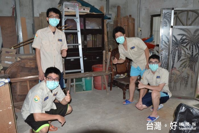 桃園市政府環保局與華山基金會合作,前往大溪區協助獨居長者打掃及整理居家環境。