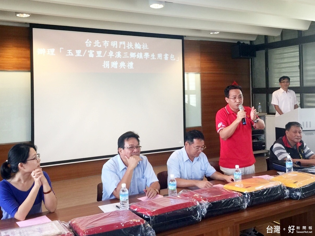 張洋文說,他自己也是富里鄉東竹國小畢業的,感謝經由花蓮縣議員潘富民的促成贈送書包給甫入學的小一新生及清寒學生