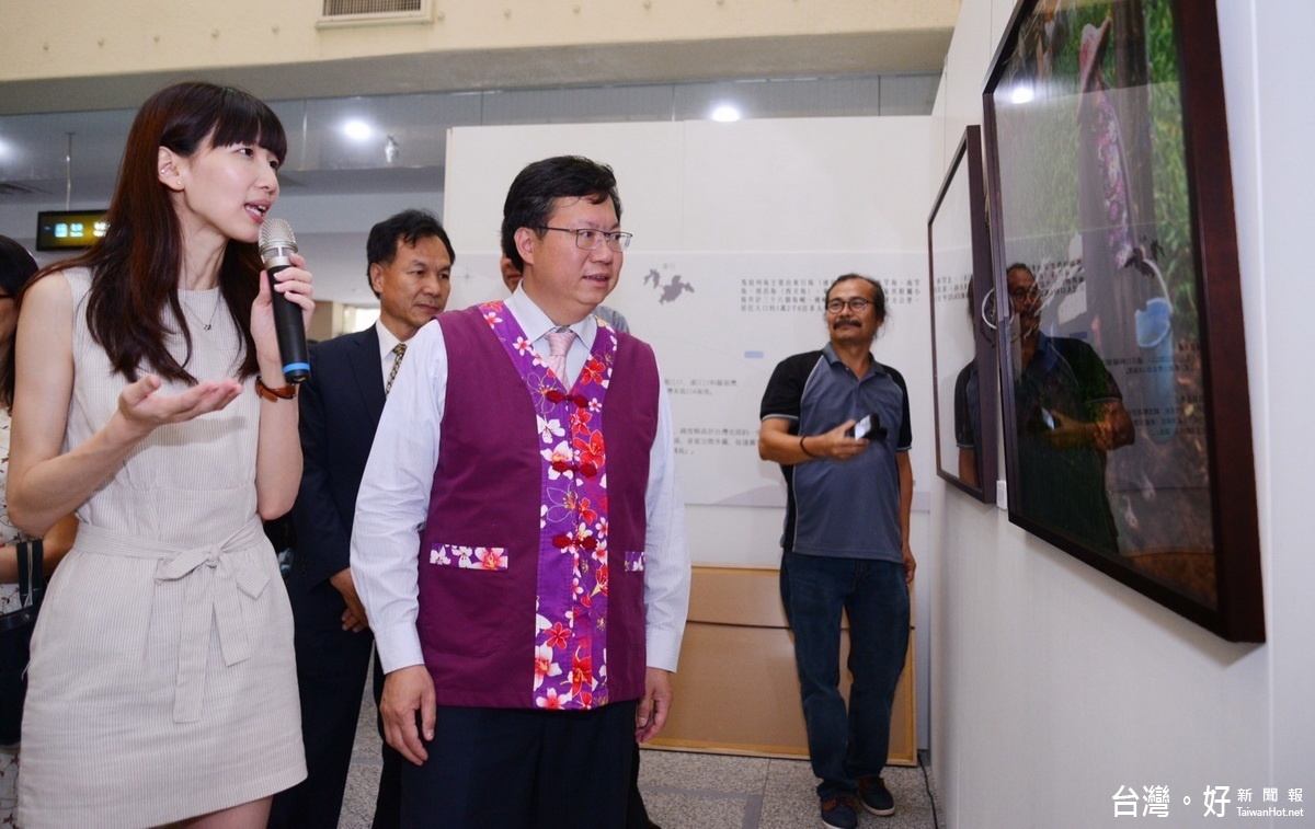 紀實攝影家陳希倫為桃園市長鄭文燦等人導覽並解說其攝影作品。