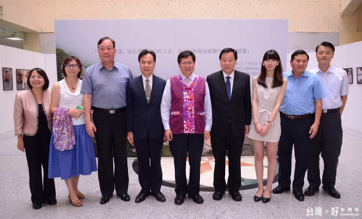 依公.依嬤-馬祖耆老攝影展開幕與會貴賓和攝影家陳希倫合影。