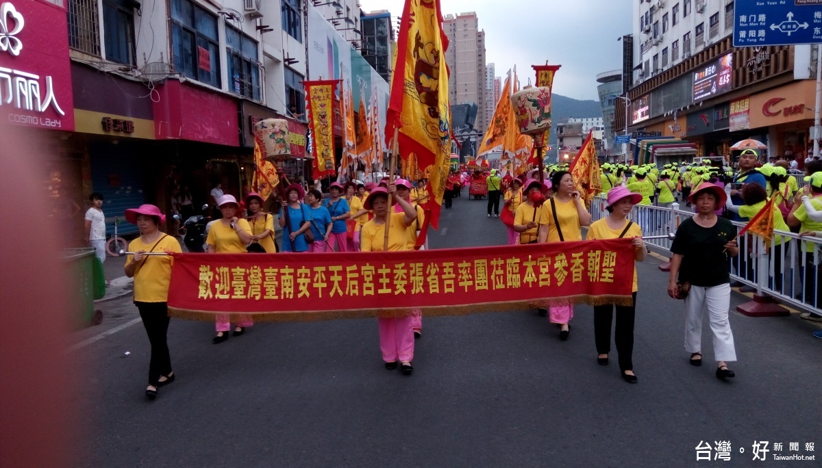 安平天后宮進香團受到湄洲祖廟副董事長林金贊率領祖廟董監事以戰鼓隊為陣頭,前往湄洲港碼頭迎接,莆田文峰宮主任委員陳鷺玲號召200多位義工組成的藝陣鼓隊陣頭隊伍,盛大歡迎。
