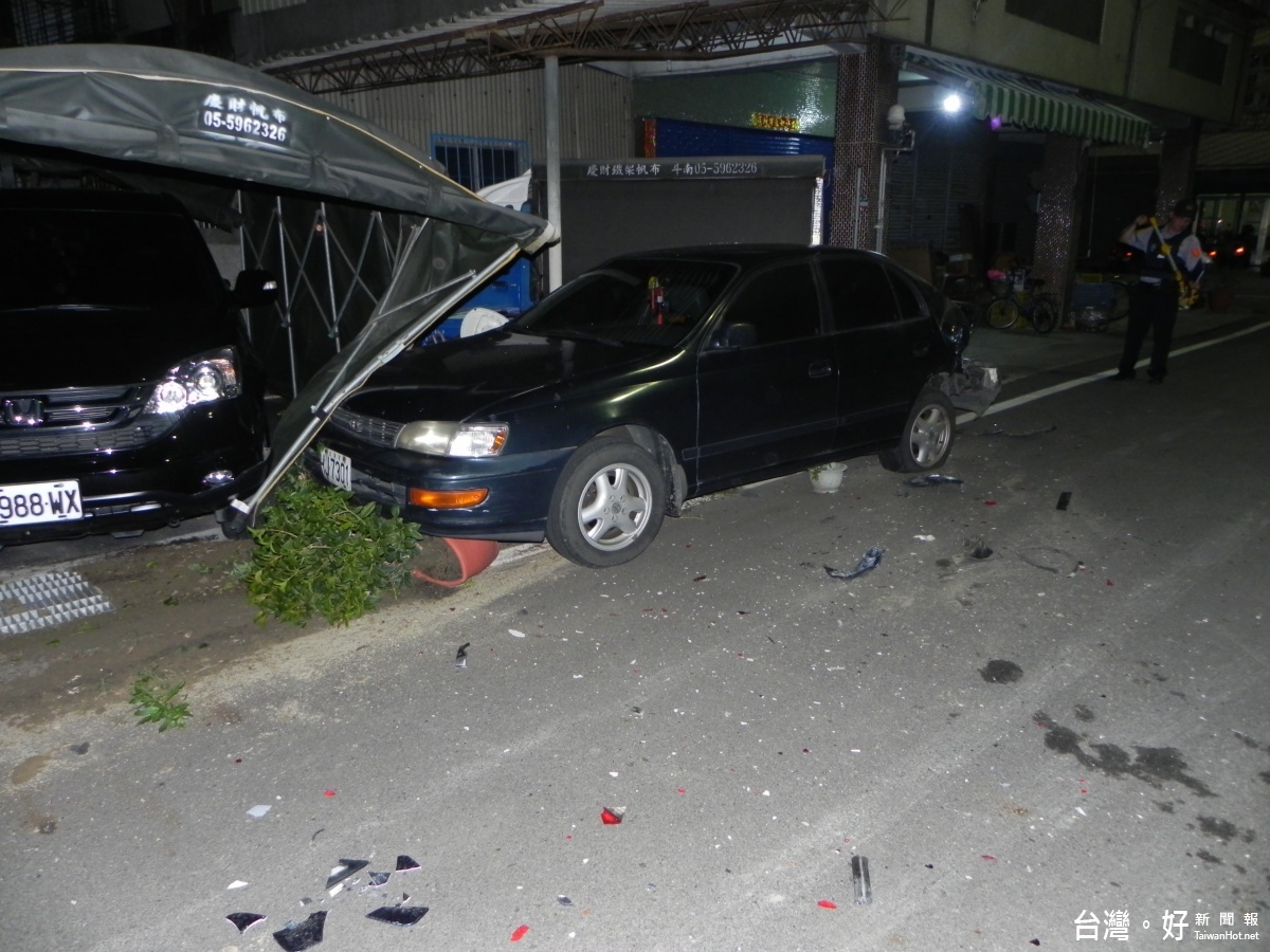 犯嫌逃逸時撞上多部停放路旁的自小客車。(記者簡擁鵬攝)
