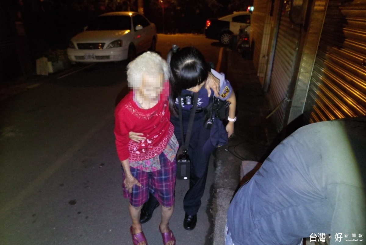 宋屋派出所警員蔡旻諭、女警林佳萱,,抱起迷途老婦挨家挨戶詢問,最後順利找到家屬。