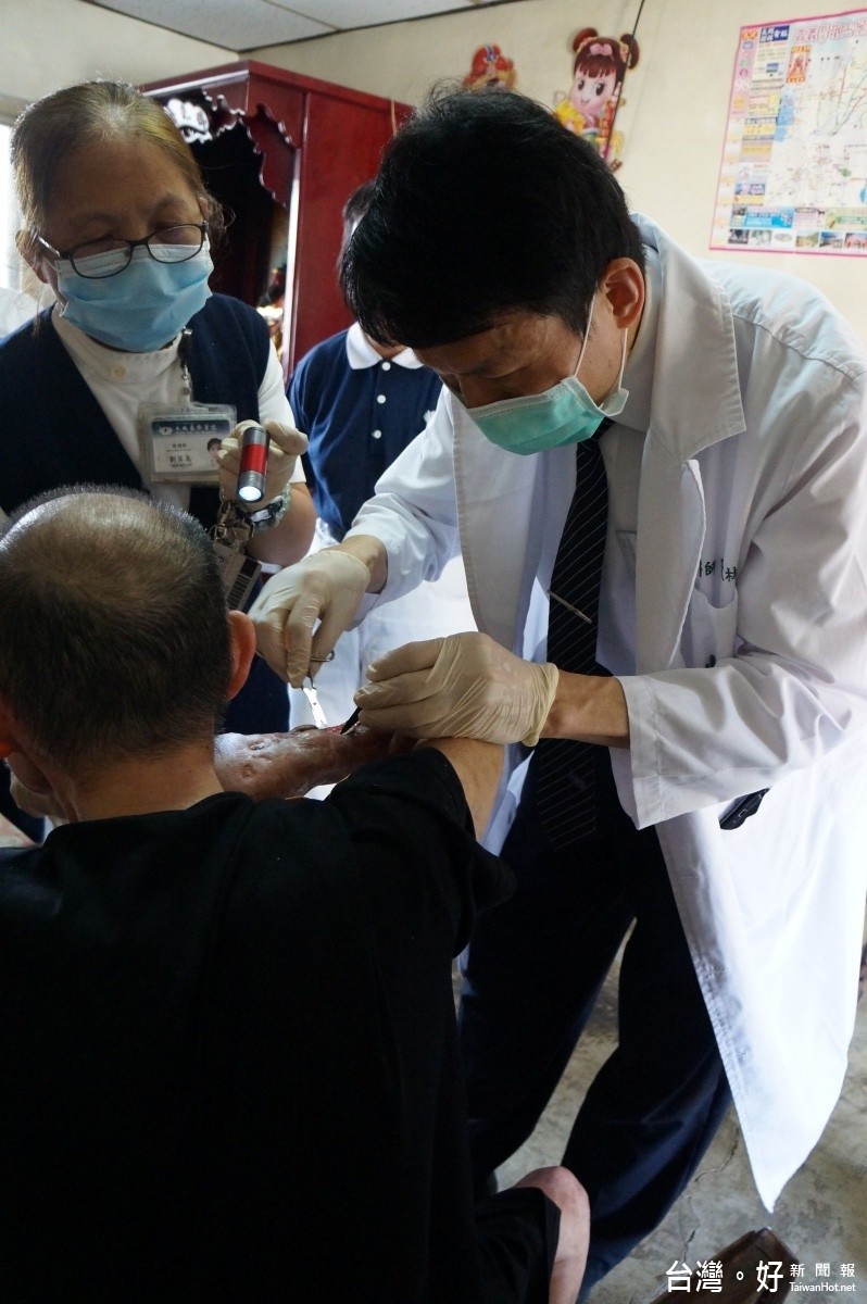 范文林醫師和劉英美護理師幫忙黃姓男子傷口清瘡