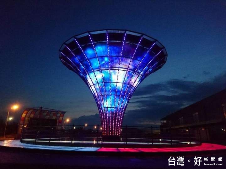 宇宙塔點亮鹿港河畔。(圖/記者鄧富珍攝)