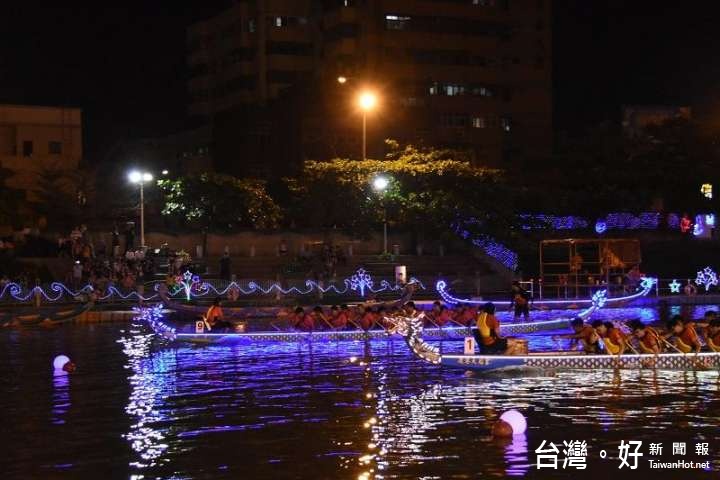 夜間龍舟競賽,點亮福鹿溪,超美麗!。(圖/彰化縣政府提供)