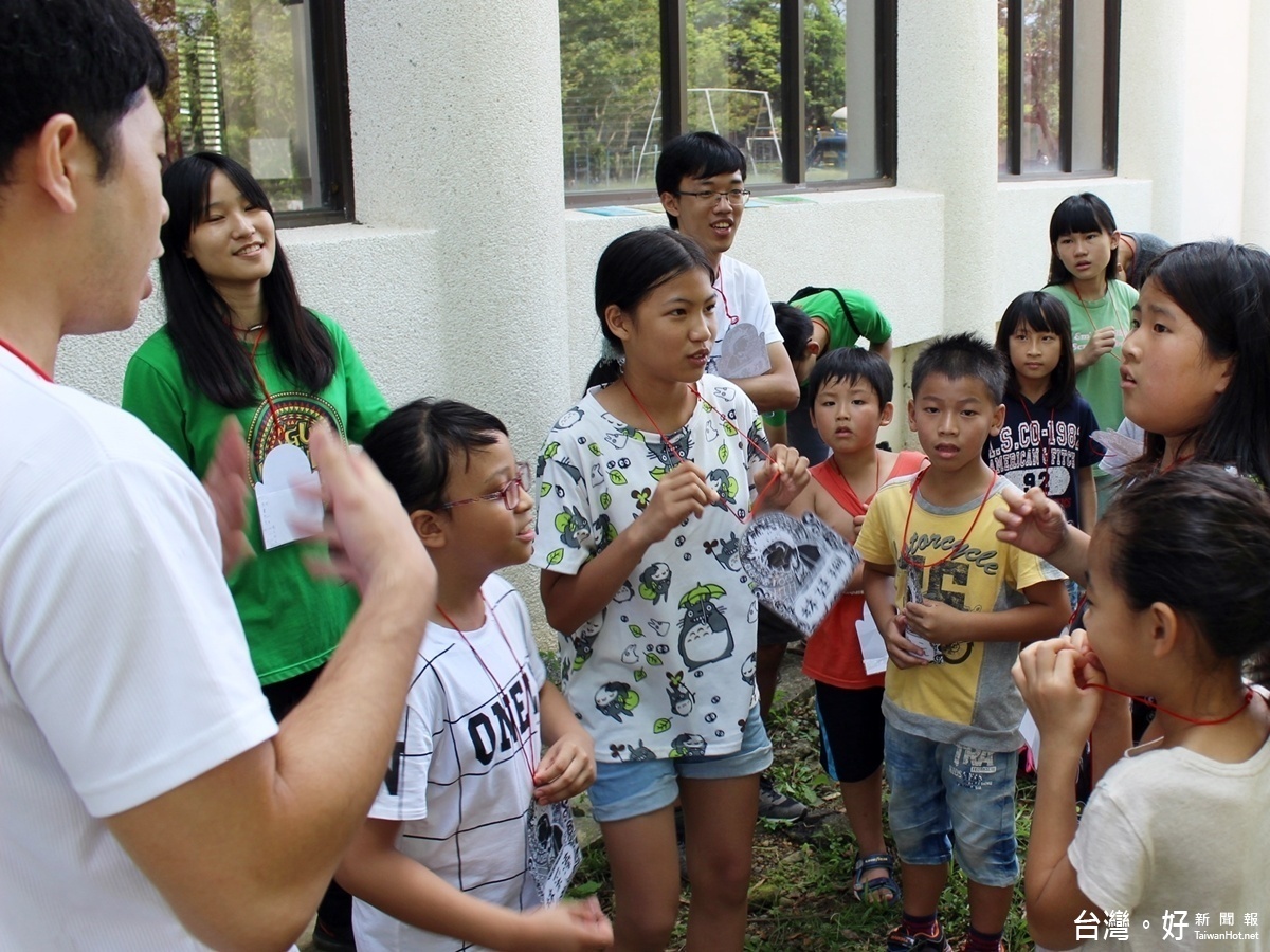 卡達醫療服務隊的長庚大學學生為小朋友們精心打造育樂營,透過遊戲、戲劇等活動安排,寓教於樂,學習情緒管理、性別教育及傷口處理等衛教知識