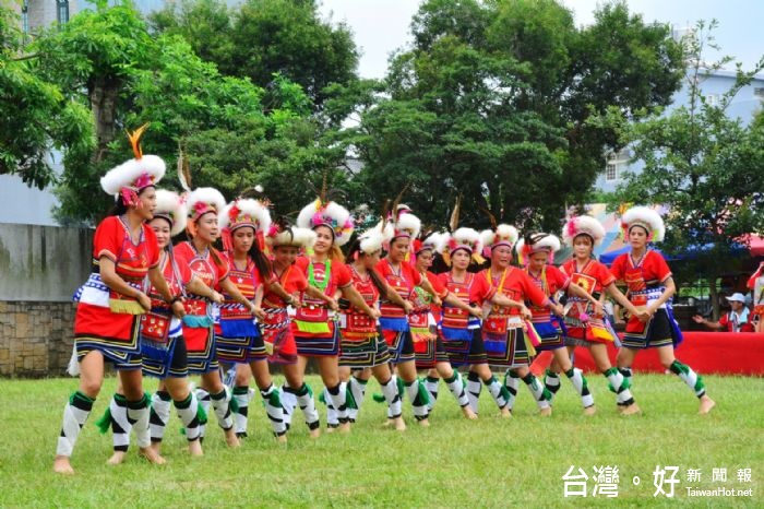 豐年祭非常熱鬧,原民舞者展現活力,表演充滿力與美的迎賓舞曲。