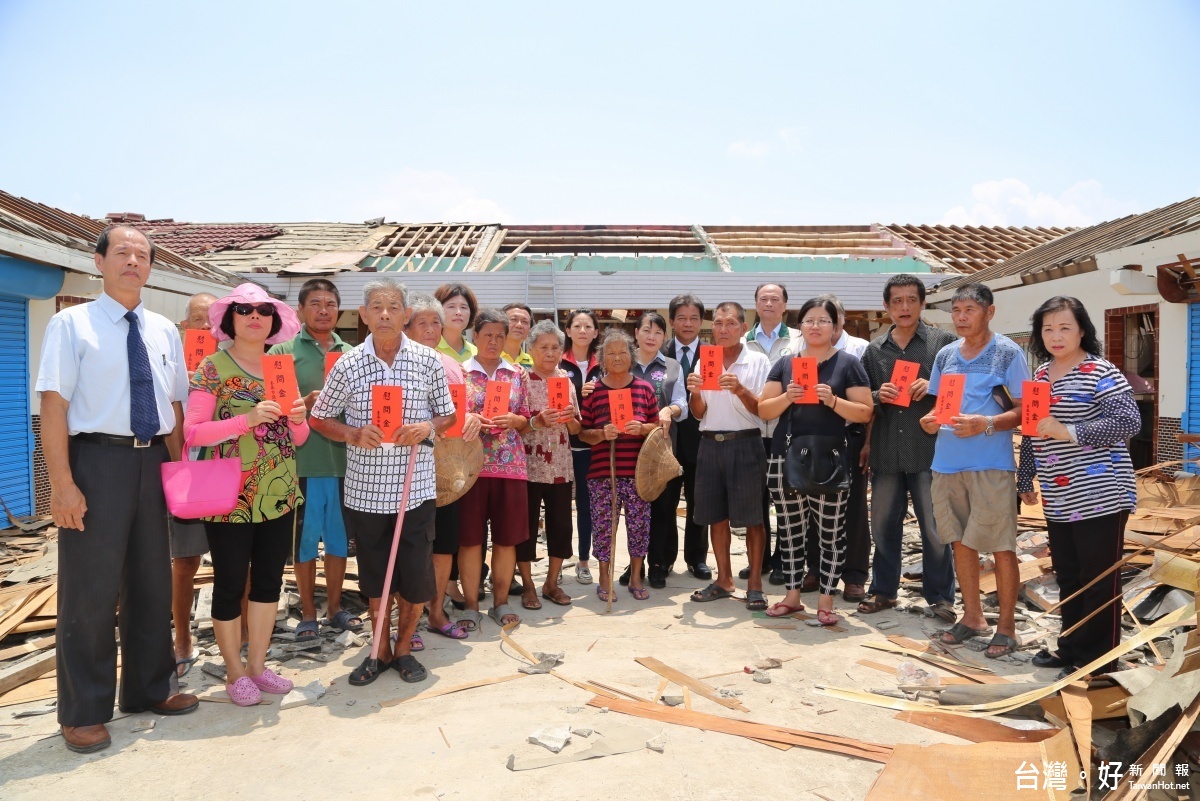 市議會代議長郭信良(中)率市議員李中岑、蔡秋蘭、蔡蘇秋金、陳朝來及王錦德前往安南區、七股區勘災,發放尼伯特風災受災戶慰問金。
