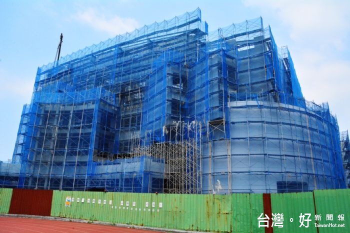 八德國中活動中心興建工程,總經費為1億8,650萬元,二樓規劃可容納400人座位的大型演藝廳。