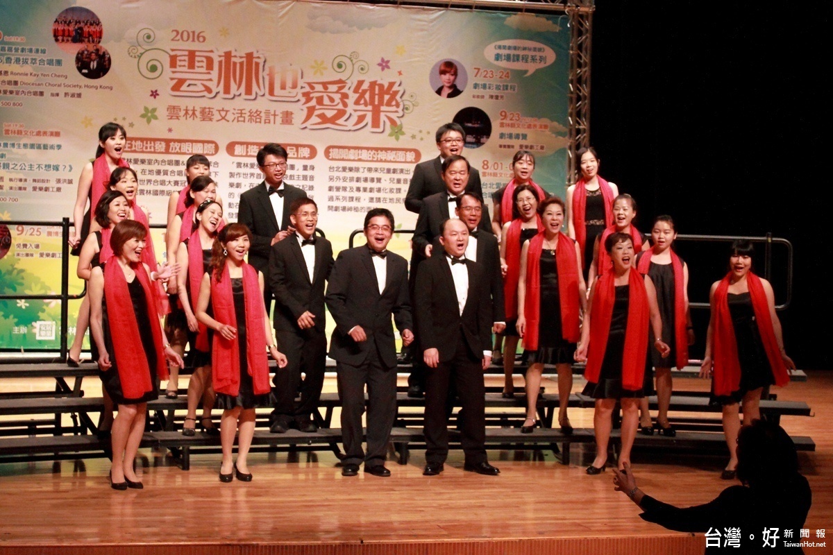記者會中,雲林愛樂室內合唱團表演〈男人一把罩〉及〈恨裡生〉,兩曲均是《潑辣辣的夢》音樂劇原創歌曲。(記者劉煒涓攝)