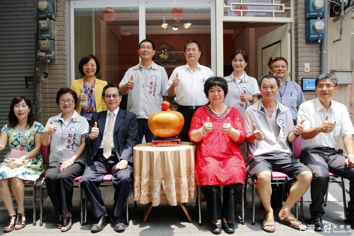 圖說:涂市長贈匾祝賀王廣禮、陳淑娥獲內政部105年特優里長(圖1為陳淑娥里長)