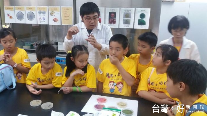 「食安小偵探 勇闖這一夏」夏令營活動,安排學童到賣場實境體驗認識正確食品保存方式及辨識食品標示,提升食品安全知能。