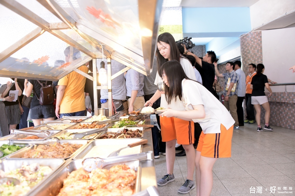 學校禁用一次性餐具,柯文哲:下一步推動減少廚餘。