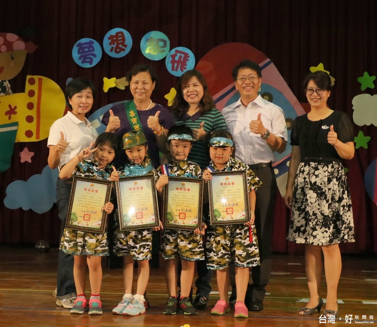 南投市立幼兒園畢典　市長宋懷琳檢閱授槍