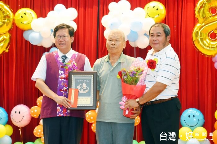 新屋區模範父親暨好人好事表揚,鄭市長:祝福全天下的父親「父親節快樂」。