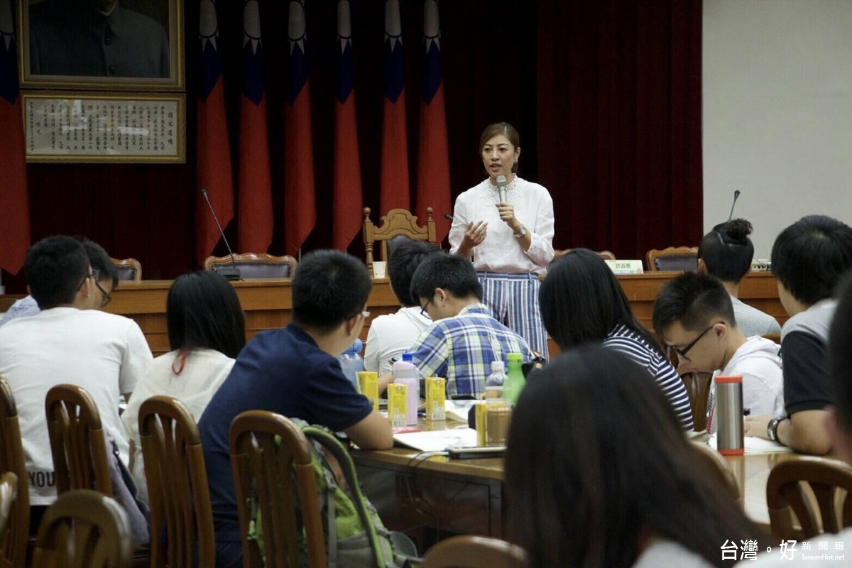 許淑華立委向青年朋友暢談選區經營。