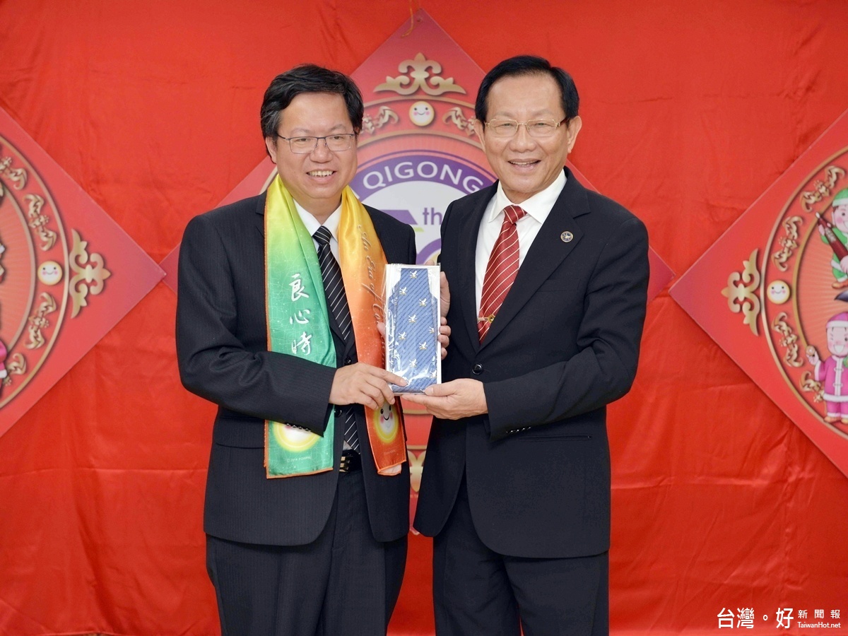 鄭文燦市長贈紫檀藝品賀太極門五十週年慶,太極門掌門人洪道子博士回贈桃園市長鄭文燦禮物