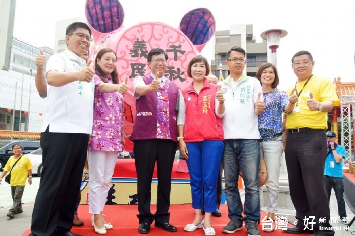 桃園客家義民嘉年華,鄭市長:「挑擔踩街、文創音樂會及客家大戲」三大活動,讓市民親近義民文化。