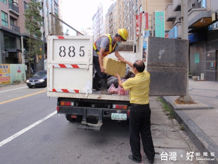 民眾將紙錢交付清潔隊集中處理。