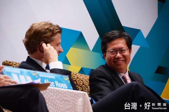 桃園市長鄭文燦出席「亞洲矽谷x智慧桃園」白宮科技創新顧問Alec Ross大師論壇,進行「桃園智慧城市願景」專題演講。