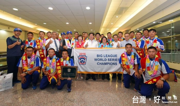 桃園市長鄭文燦前往桃園國際機場,迎接「2016年世界少棒聯盟(LLB)世界青棒錦標賽冠軍」的桃園市青棒代表隊凱旋歸國。