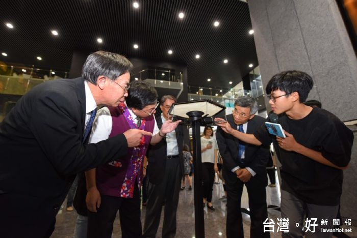 市長鄭文燦出席「2016科技藝術節記者會」時表示，科技結合藝術，讓藝術作品有更多元的呈現。