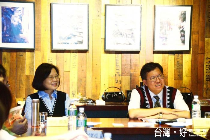 桃園市長鄭文燦陪同總統蔡英文前往平鎮區阿美米干進行座談,讓魅力金三角文化成為台灣特色及國際觀光亮點。