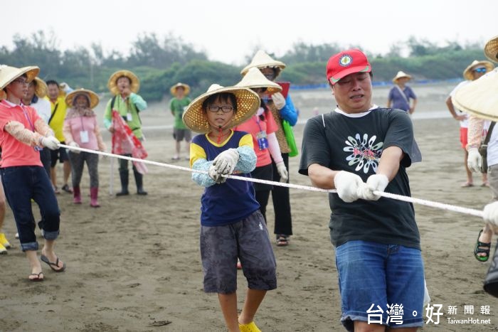 牽罟是台灣沿海一種古老的捕魚方式,集眾人之力方得完成的漁撈活動。