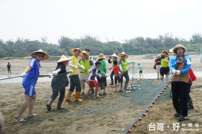 牽罟是台灣沿海一種古老的捕魚方式,集眾人之力方得完成的漁撈活動。