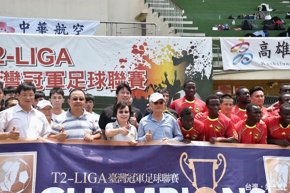 (前排左一至四)樹德科技大學主任秘書陳武雄、前內政部長余政憲、高雄市體育會足球委員會新任主委劉世芳及金屬工業發展中心新任董事長林仁益,與四支足球隊員合影。(圖/記者郭文君攝)