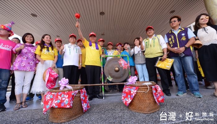 「桃園客家義民嘉年華」挑擔踩街 鄭市長表示,以創意方式表達義民精神,讓傳統信仰走入現代。