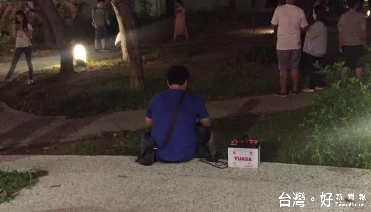全台民眾外出瘋玩《精靈寶可夢GO》,但引發的交通安全問題值得注意。(圖/取自爆料公社)