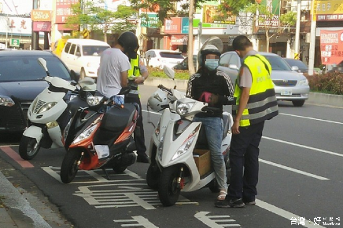 騎車邊玩《精靈寶可夢GO》的民眾遭員警開單。(圖/取自爆料公社)
