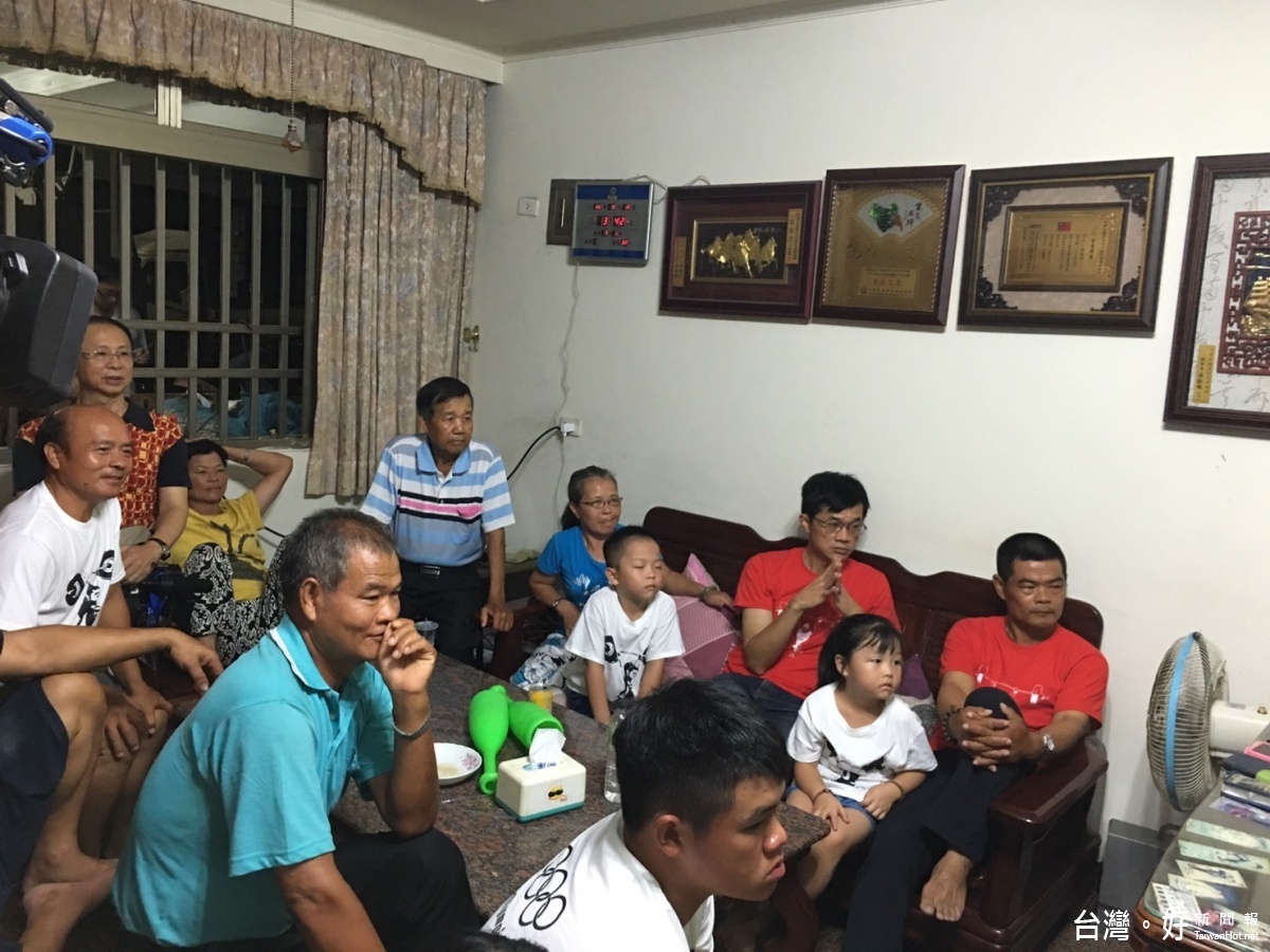 許淑淨家人及親友守著電視觀看比賽。(記者郭春輝攝)