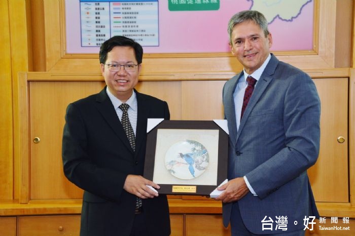 桃園市長鄭文燦接見加拿大駐台北貿易辦事處馬禮安代表一行人,雙方就未來經貿投資、教育、文化等層面進行討論。