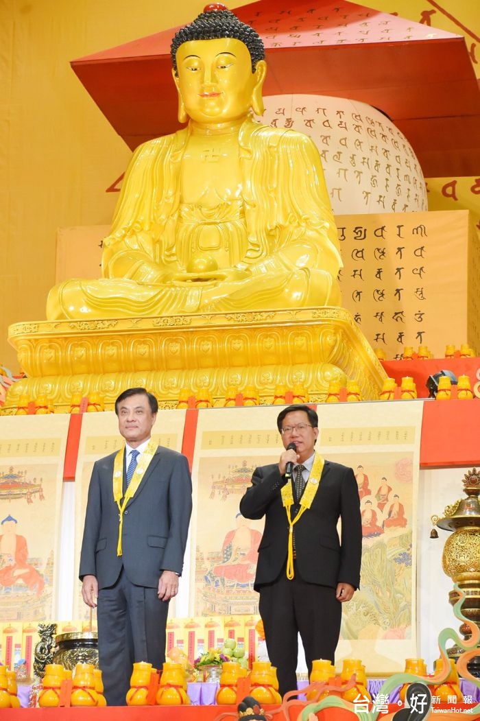 立法院長蘇嘉全與桃園市長鄭文燦一同,出席「2016年靈鷲山第23屆國際水陸空大法會」。