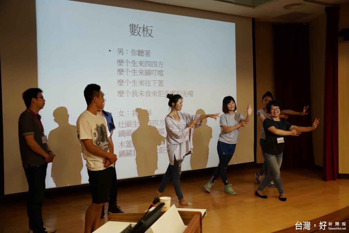 中央大學客家學院安排「客家戲曲和山歌」教學課程,如何唱唸台詞以及身段表演對學員是一大新奇體驗。