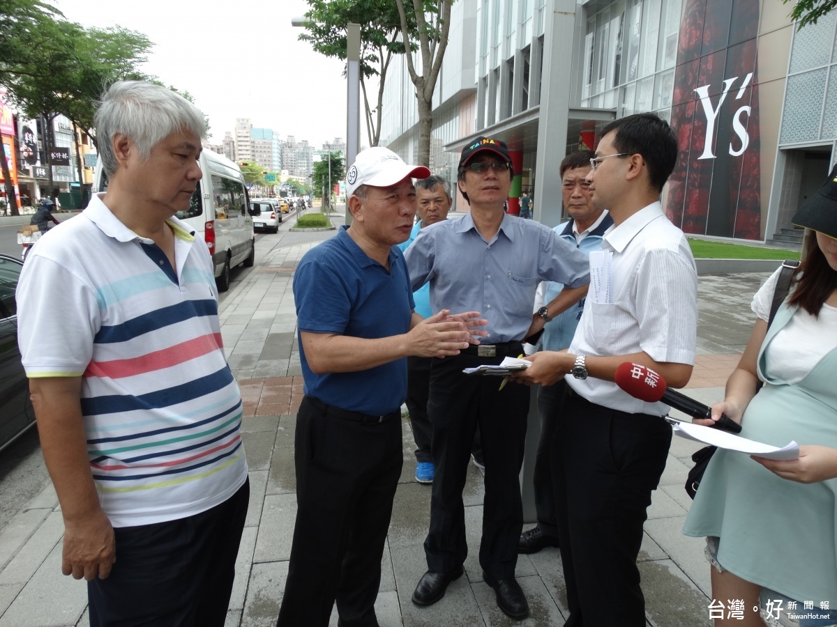 市議員曾順良由東光里長許文能陪同,邀交通局副局長林炎成及警察局等相關人員前往南紡購物中心,會勘中華東路與莊敬路口交通壅塞情形。