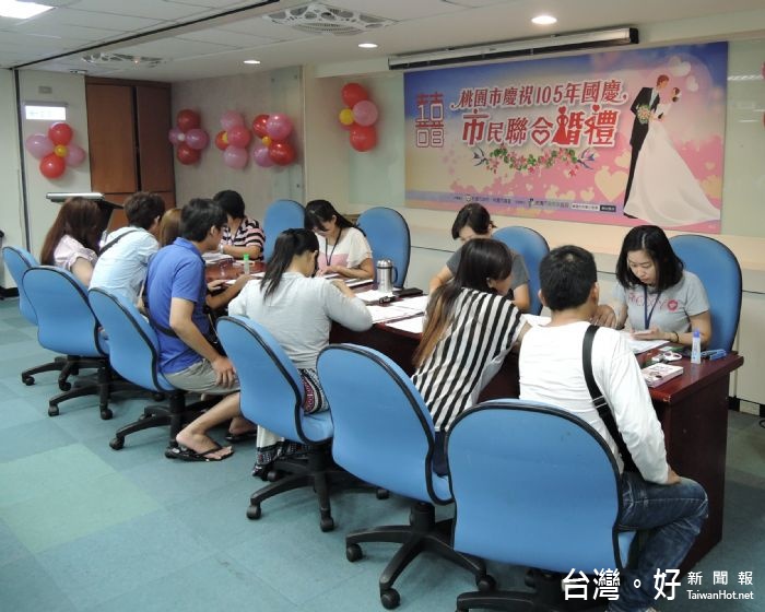 桃園市政府舉辦慶祝國慶,市民聯合婚禮活動。