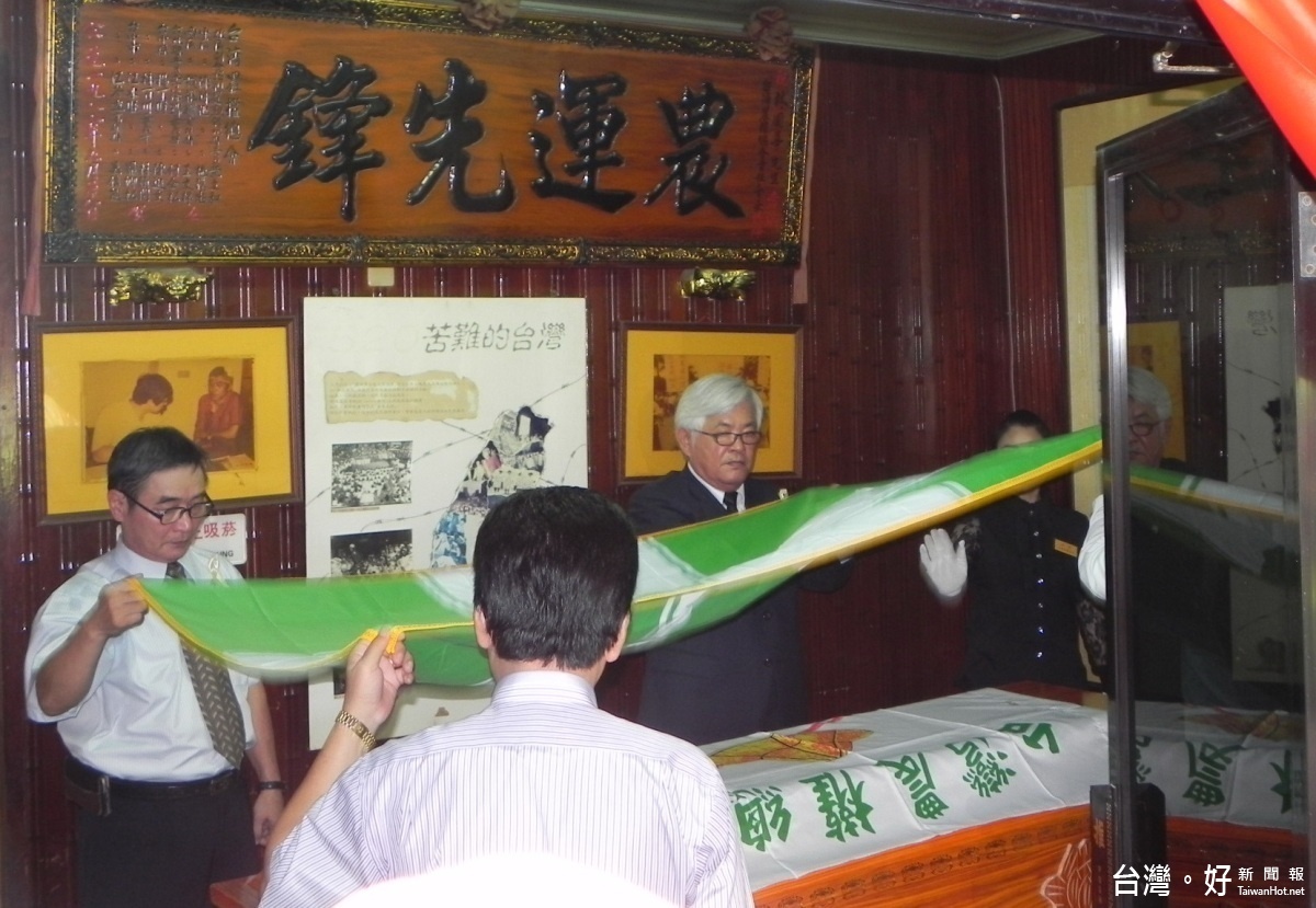 由護旗官覆蓋農權會旗和民進黨黨旗。(記者簡勇鵬攝)