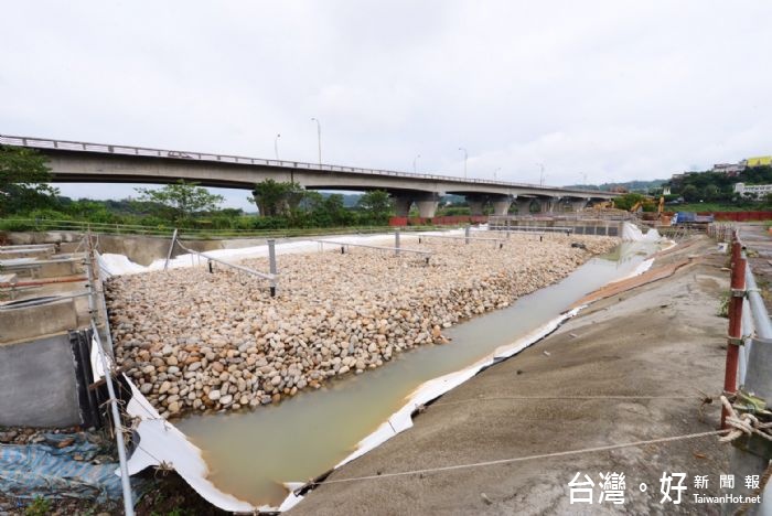 員樹林排水礫間帶淨化工程的主要目的,淨化員樹林地區每日約6,000噸的生活污水。