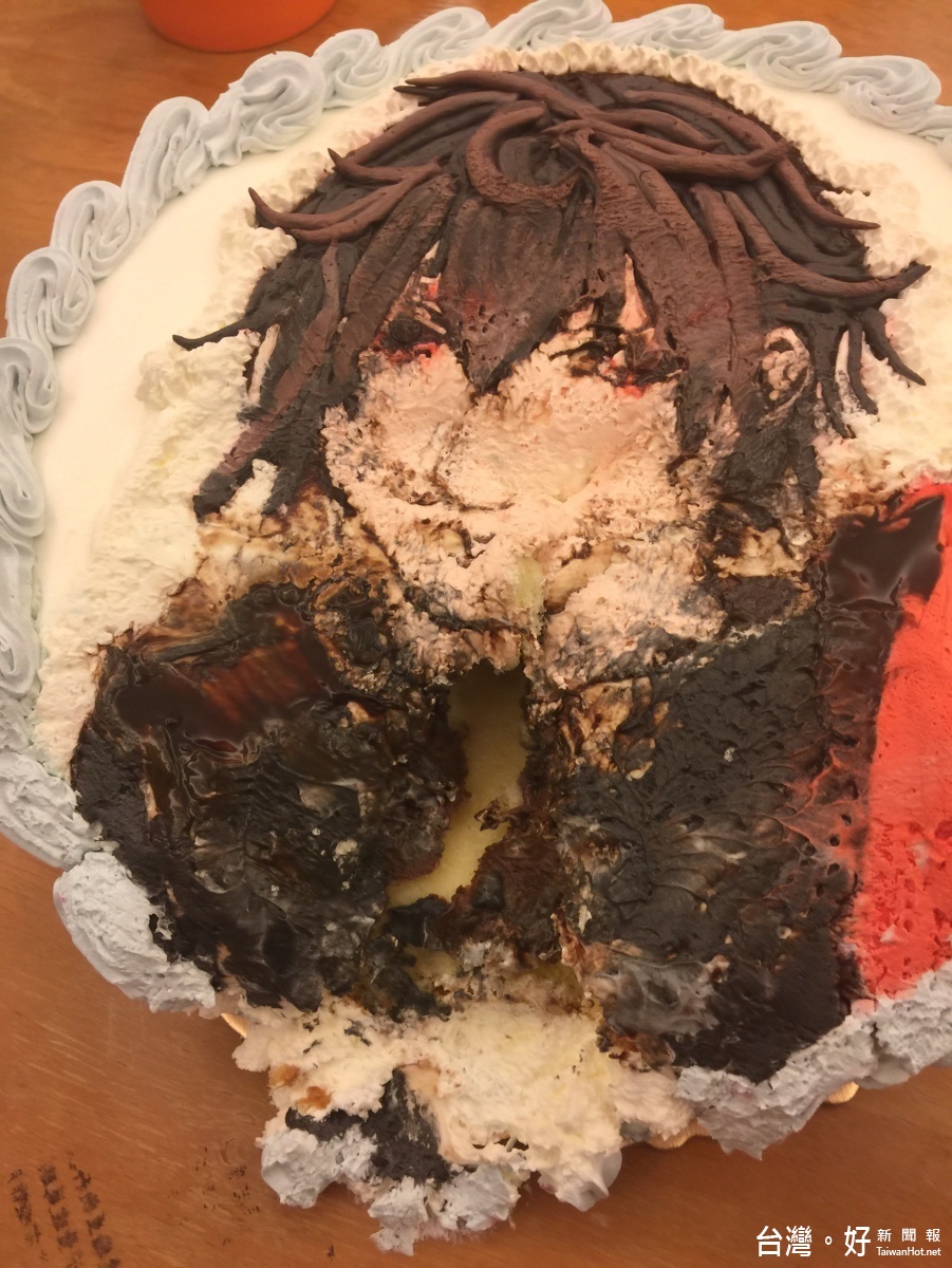 想不到網友陶醉時男友竟將她的臉壓至蛋糕上,一秒毀滅「艾倫」蛋糕。(圖/截自PTT)