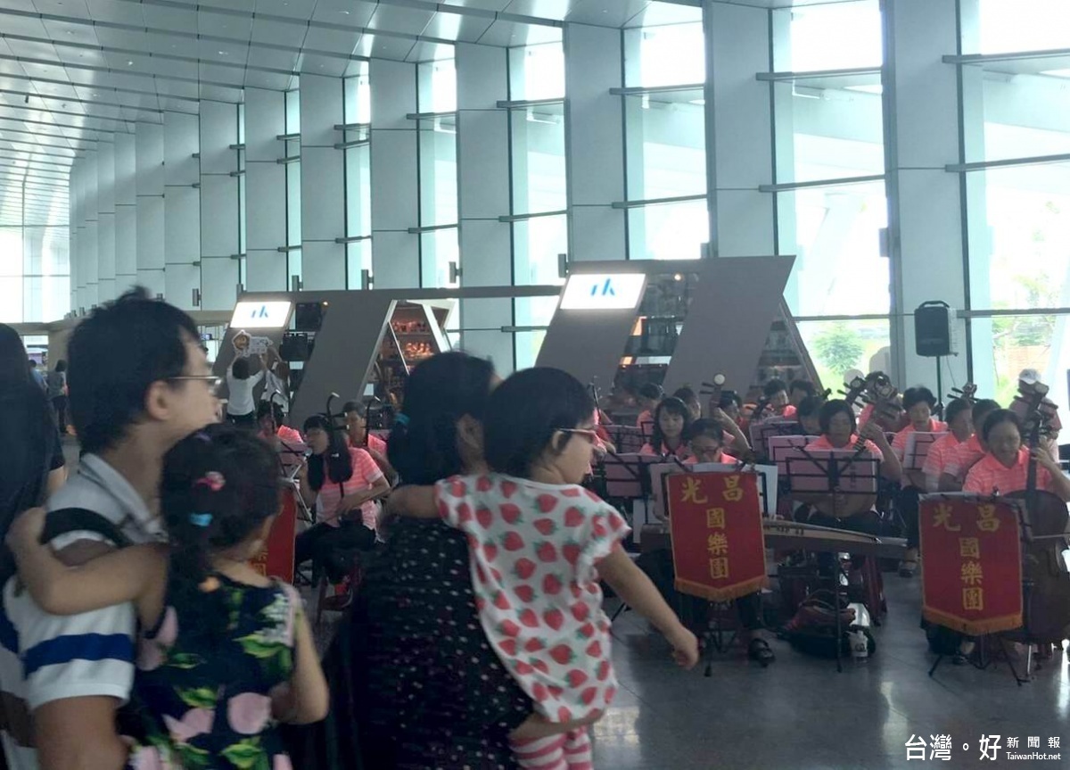 高鐵雲林站大廳充滿藝文氣息,國樂社精彩演出,吸引進出旅客駐足欣賞。(記者蘇榮泉攝)