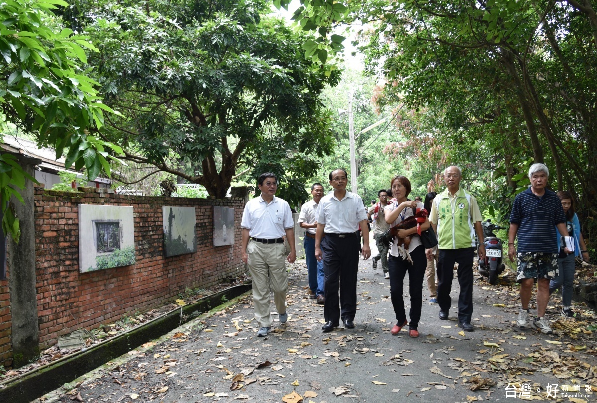 建國眷村再造協會理事長盧湘紜擔任導覽,帶領著大家巡禮眷村繞行一圈。(記者蘇榮泉攝)