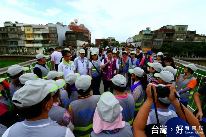 鄭市長與新榮里水環境巡守隊志工,一起親自守護老街溪,希望透過這一系列的活動喚起民眾對河川巡護的重視。